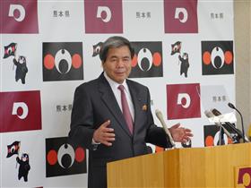 記者からの質問に答える蒲島知事の写真