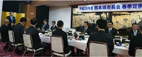 意見交換会であいさつをする蒲島知事