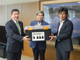 避難所初動運営キットの贈呈を受ける蒲島知事の写真