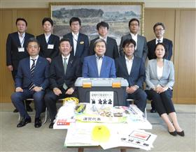 蒲島知事と関係者による記念撮影