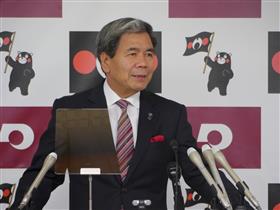 コメントする蒲島知事の写真