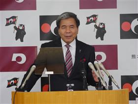 記者からの質問に答える蒲島知事の写真