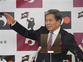 記者からの質問に答える蒲島知事の写真