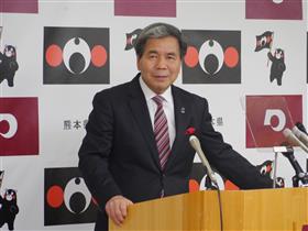 記者からの質問に答える蒲島知事の写真