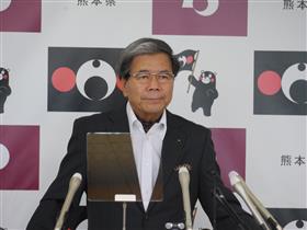 コメントする蒲島知事の写真