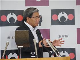 記者からの質問に答える知事の写真