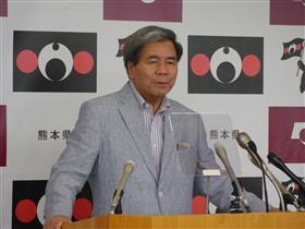 コメントする蒲島知事の写真