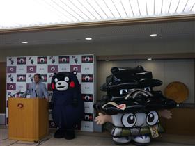 コメントする蒲島知事の写真