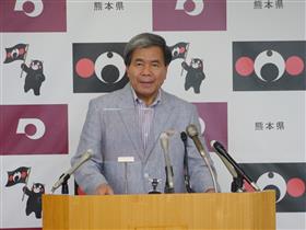 記者からの質問に答える蒲島知事の写真