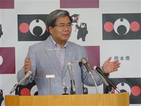 記者からの質問に答える蒲島知事の写真