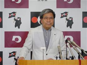 記者からの質問に答える蒲島知事の写真