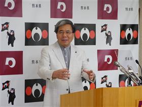 記者からの質問に答える蒲島知事の写真