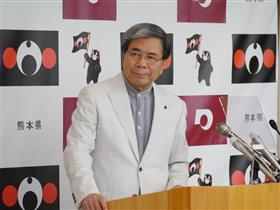 記者からの質問に答える蒲島知事の写真