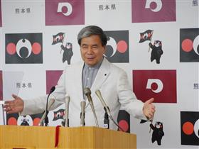 記者からの質問に答える蒲島知事の写真