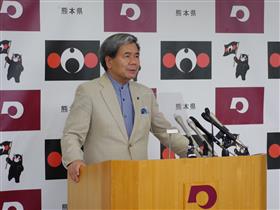 コメントする蒲島知事の写真