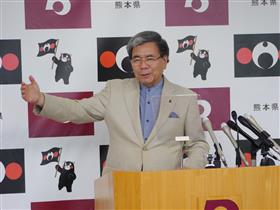 記者からの質問に答える蒲島知事の写真