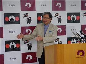 記者からの質問に答える蒲島知事の写真