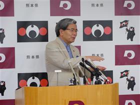 記者からの質問に答える蒲島知事の写真