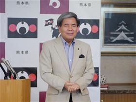 記者からの質問に答える蒲島知事の写真