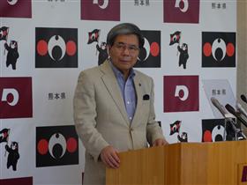 記者からの質問に答える蒲島知事の写真