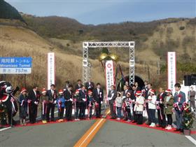 国、県、市町村関係者らとテープカットを行う蒲島知事