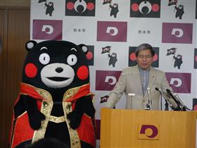 コメントする蒲島知事の写真