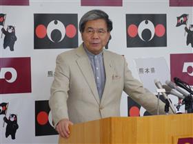 記者からの質問に答える蒲島知事の写真