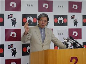 記者からの質問に答える蒲島知事の写真