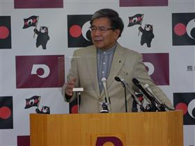 記者からの質問に答える蒲島知事の写真