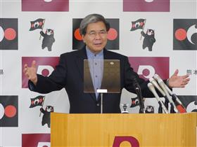 記者からの質問に答える蒲島知事の写真