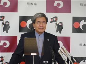 記者からの質問に答える蒲島知事の写真