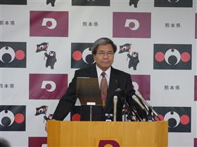 記者からの質問に答える蒲島知事の写真