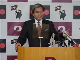 記者からの質問に答える蒲島知事の写真