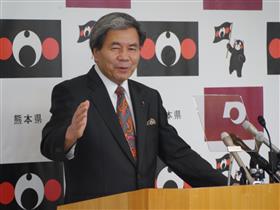 記者からの質問に答える蒲島知事の写真