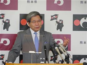 記者からの質問に答える蒲島知事の写真