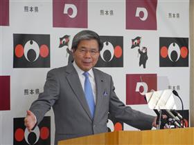記者からの質問に答える蒲島知事の写真