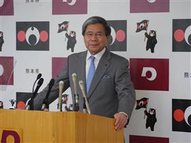 記者からの質問に答える蒲島知事の写真