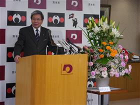 コメントする蒲島知事の写真