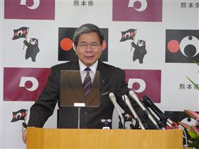 コメントする蒲島知事の写真