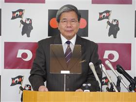 記者からの質問に答える蒲島知事の写真