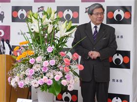記者からの質問に答える蒲島知事の写真