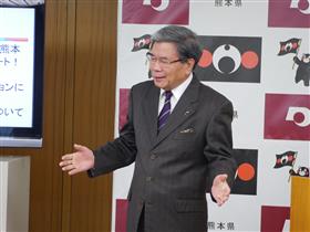 記者からの質問に答える蒲島知事の写真