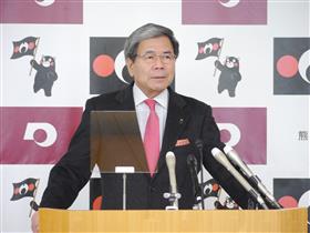 コメントする蒲島知事の写真