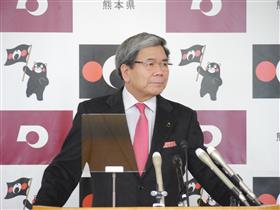 記者からの質問に答える蒲島知事の写真