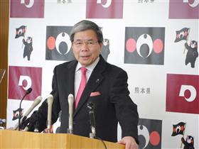 記者からの質問に答える蒲島知事の写真