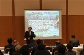 危機管理研究フォーラムで講演する蒲島知事の写真