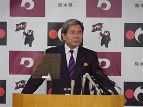 コメントする蒲島知事の写真