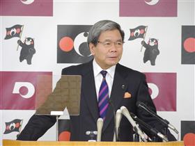 コメントする蒲島知事の写真