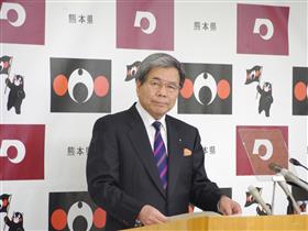 記者からの質問に答える蒲島知事の写真