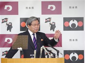 記者からの質問に答える蒲島知事の写真